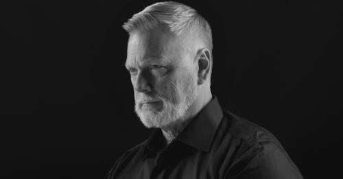 Gregory Kunde, infatigable homme orchestre Non content d'être l'incroyable ténor que l'on sait, Gregory Kunde, qui faisait une fantastique prise de rôle en Florestan de Fidelio à l'Opéra de Nice, a profité de son séjour dans la cité azuréenne pour diriger également l'Orchestre Philharmonique de Nice dans un concert dédié aux compositeurs américains (Copland, Barber, Bernstein) et italiens (Verdi, Mascagni, Puccini, Rossini). Le concert s'est terminé par un bis où Gregory Kunde a chanté et dirigé « Nessun dorma » de Turandot. 10950468999436959339 Gregory Kunde, infatigable homme orchestre