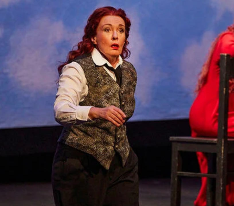 A Dresde, les discrets adieux de Waltraud Meier à Wagner Isolde en 2015, Sieglinde et Kundry en 2016, Ortrud en 2018 : depuis quelques saisons et avec la régularité d'un coucou bavarois, Waltraud Meier dit adieu tour à tour à ses plus belles héroïnes wagnériennes. Sans tambours ni trompettes, la mezzo-soprano chante sa dernière Waltraute du Crépuscule des Dieux, à Dresde - ce seront ses adieux à Wagner. Nous étions au premier des deux cycles prévus cette saison : que dire si ce n'est notre admiration sans bornes pour cette silhouette tant aimée, ce timbre reconnaissable entre mille ? Mais à peine entrée, la voilà déjà repartie en coulisses... laissant modestement la vedette aux autres artisans de ce Ring de très haute volée : le Siegfried extraterrestre d'Andreas Schager (plus Siegmund en apéritif), la Brünnhilde enflammée de Ricarda Merbeth, et l'immense Staatskapelle menée par Christian Thielemann. Seconde Waltraute à Dresde le 10 février, avant, en octobre, le dernier rôle tout court de Waltraud Meier sur scène : Clytemnestre dans l'Elektra tant aimée de Patrice Chéreau, à Berlin. capture decran 2023 02 01 a 23.02.31 A Dresde, les discrets adieux de Waltraud Meier à Wagner