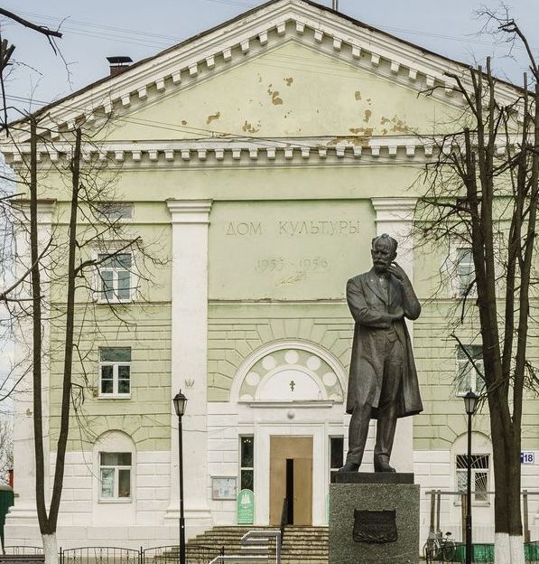 La statue de Tchaïkovski devant la Maison de la culture de Kline © DR