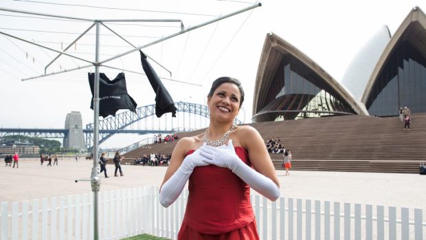 La soprano Stacey Alleaume devant l'Opéra de Sydney © DR