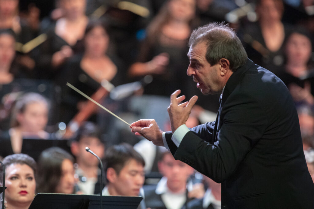 Daniele Gatti dirigeant le Requiem de Verdi à Verbier le 17 juillet 2023 © Evgenii Evtiukhov