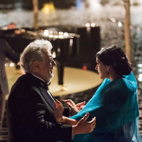 Placido Domingo et Monica Bellucci dans "Mozart in the Jungle" © DR