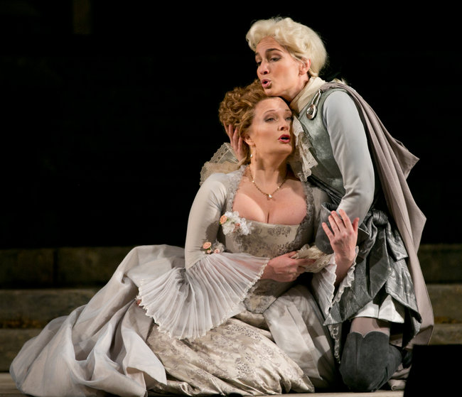 Lucy Crowe et Kate Lindsey dans La Clémence de Titus au Met © DR