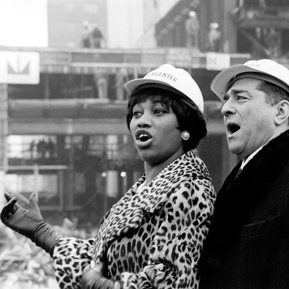 Leontyne Price et Robert Merrill visitant le chantier du Met © DR