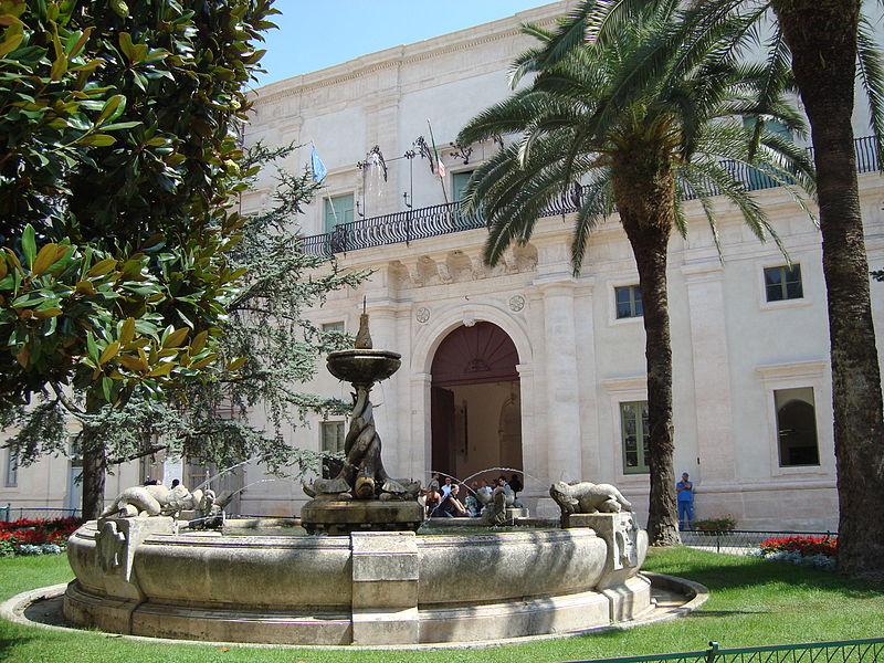 la façade du Palais ducal dans la cour duquel sont données les représentations