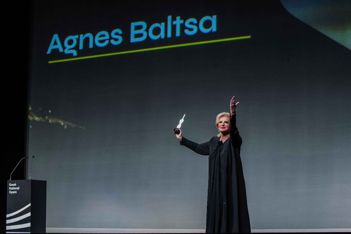 Agnes Baltsa reçoit le Prix pour l’ensemble de la carrière dans la salle Stavros Niarchos de l’Opéra national de Grèce, à Athènes, lors des International Opera Awards 2025, le 13 novembre 2025. © GNO / Andreas Simopoulos.