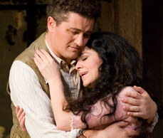 Piotr Beczala (Rodolfo) et Angela Gheorghiu (Mimi) dans La Bohème à l'Opéra de San Francisco en 2008 © DR