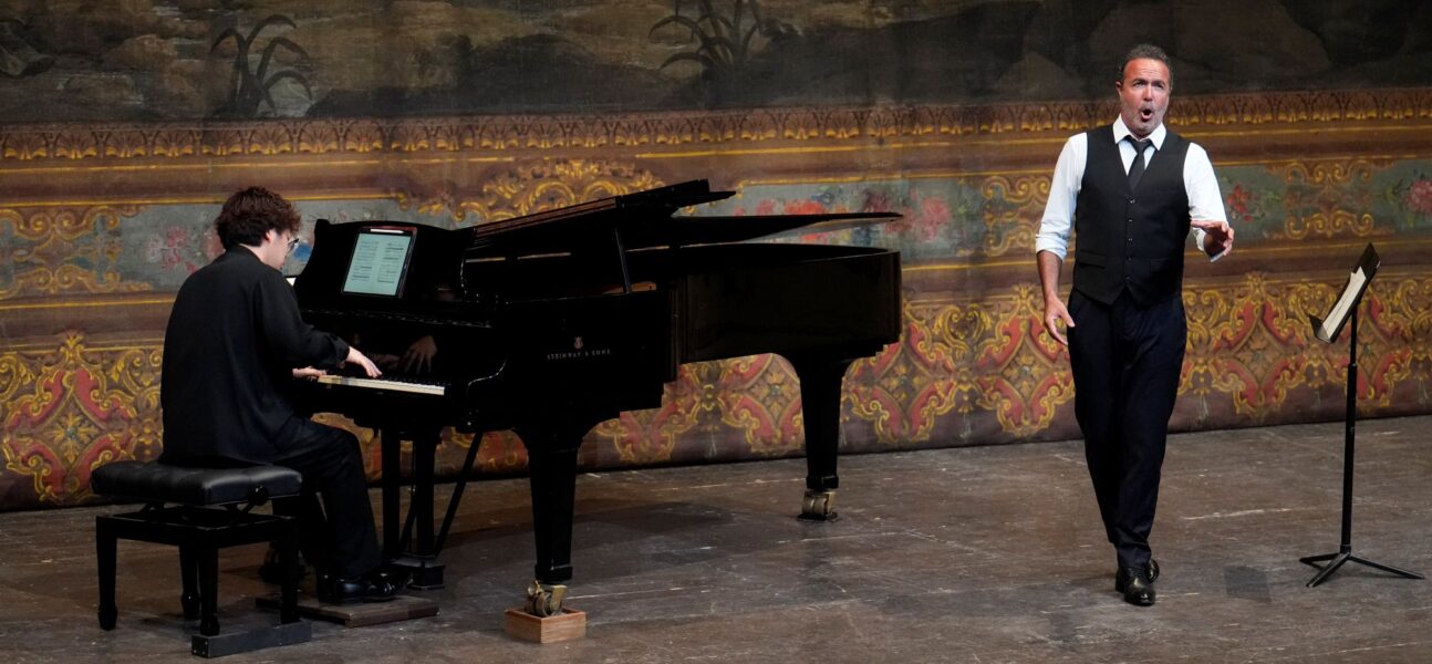ペーザロでベルカント・コンサートに出演したバス・バリトン歌手シモン・オルフィラ