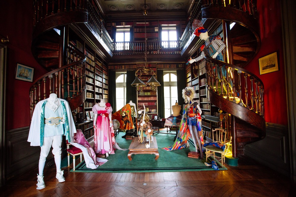 Costumes pour La Flûte enchantée, présentés dans la bibliothèque du château  © Claudine Grin / ArtPortrait