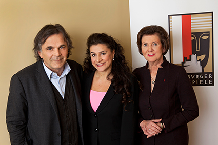 Cecilia Bartoli entre Markus Hinterhäuser et Helga Rabl-Stadler (directeur artistique désigné et présidente du Festival de Salzbourg) © Salzburger Festspiele / Julia Stix