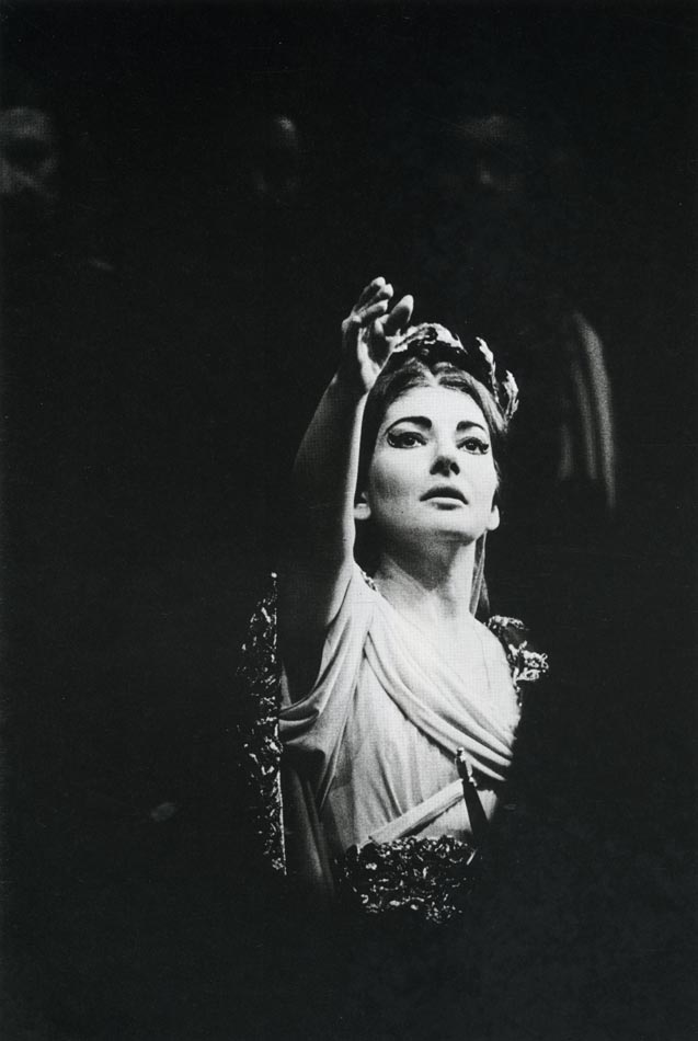 Maria Callas dans le rôle de Norma de Bellini à l'Opéra de Paris en 1965. Photographie de Roger Pic - Bibliothèque-musée de l'Opéra de Paris