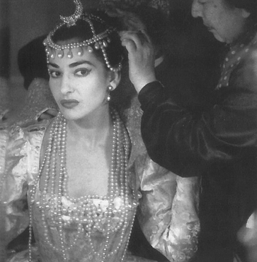 Callas se préparant à entrer en scène pour Iphigénie en Tauride © DR