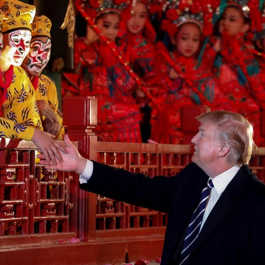Donald Trump à l'Opéra de Pékin © DR