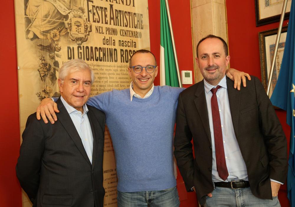 Ernesto Palacio (surintendant du ROF), Matteo Ricci (maire de Pesaro) et Daniele Vimini (président du ROF) © Rossini Opera Festival