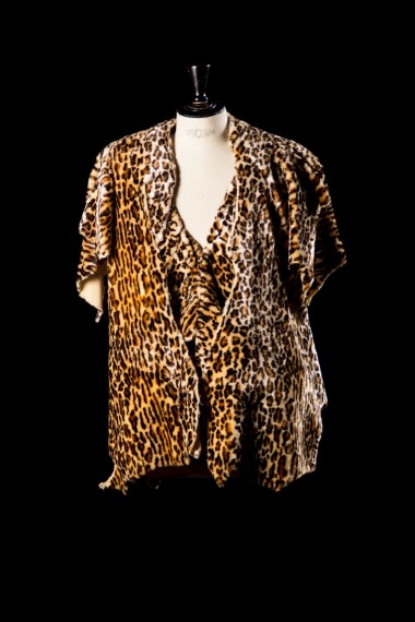 Haut à bretelles et veste imitation peau de léopard © DR