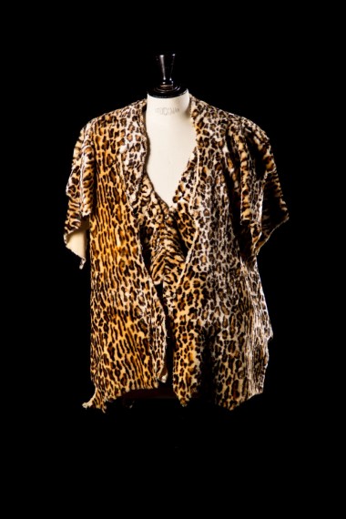 Haut à bretelles et veste imitation peau de léopard © DR