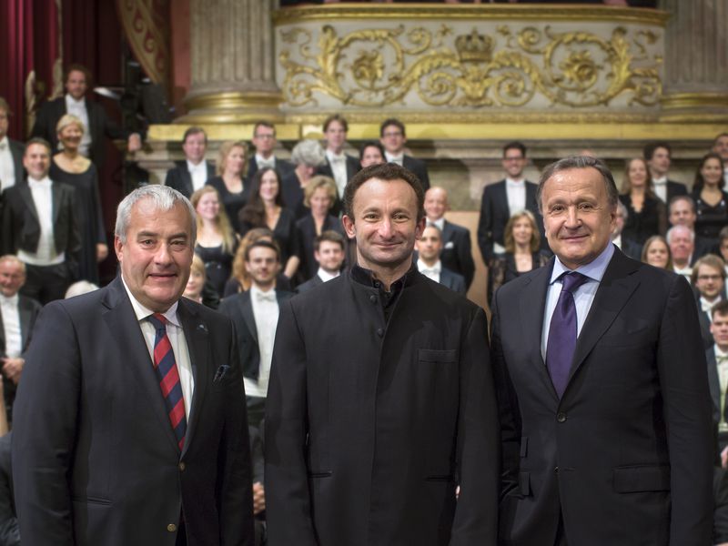 Kirill Petrenko entouré du ministre d'état Ludwig Spaenle (à gauche) et du directeur du Bayerische Staatsoper Nikolaus Bachler (à droite) © Myrzik und Jarisch