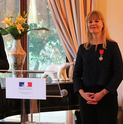 Susanna Mälkki décorée à l'ambassade de France © DR