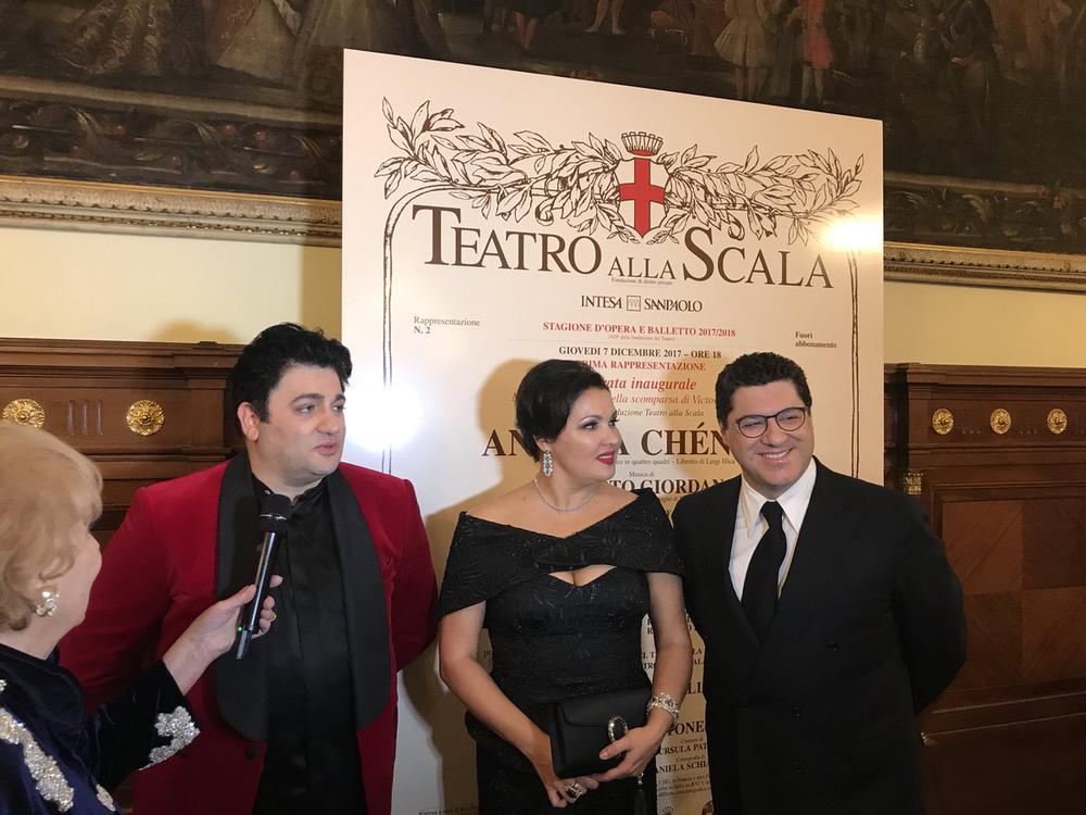 Yusif Eyvazov, Anna Netrebko et Luca Salsi devant l'affiche d'Andrea Chénier à Milan © DR