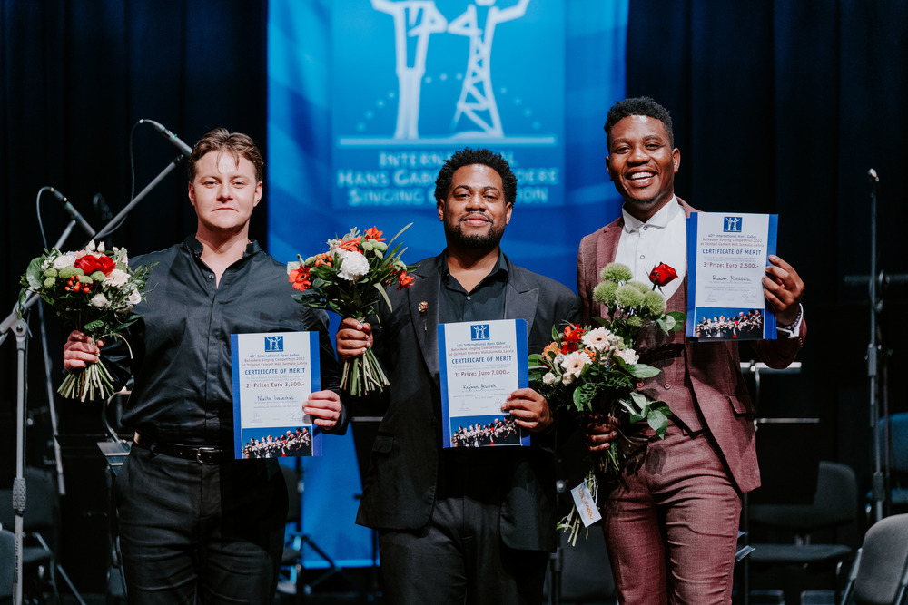 De gauche à droite, Nikita Ivasechko (2e prix), Key’mon Murrah (1er prix), Rueben Mbonambi (3e prix)  © Dzintari Concert Hall/Pauls Zvirbulis