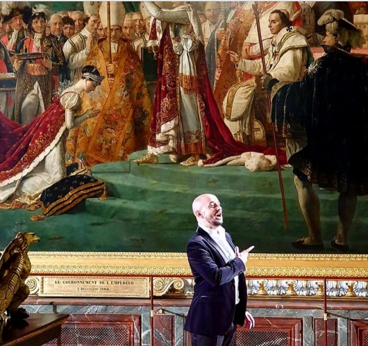 Franco Fagioli devant "Le Sacre de Napoléon" de Jacques-Louis David © DR