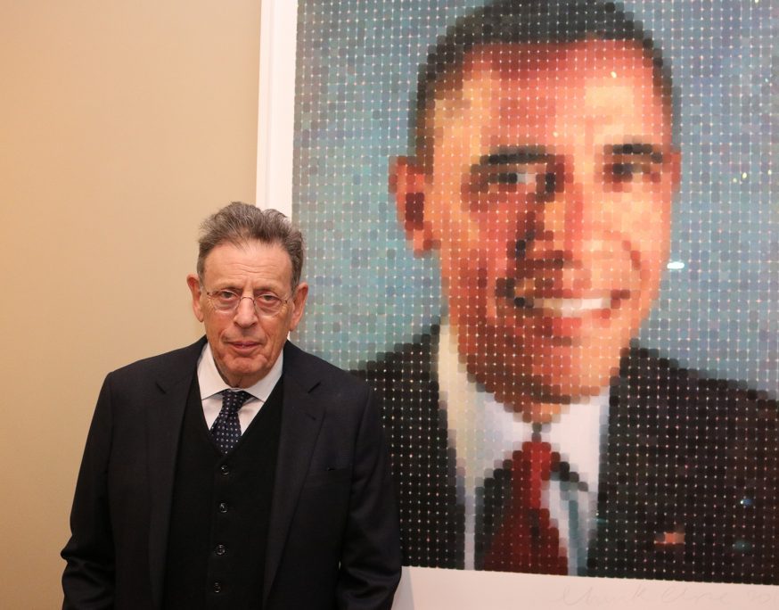 Philip Glass devant le portrait de Barack Obama © US Embassy Ottawa