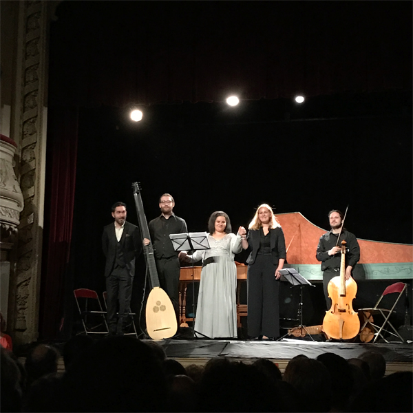 De gauche à droite Philippe Grisvard (virginal et clavecin), François Dambois (théorbe et tiorbino), Hasnaa Bennani (soprano), Eugénie Lefebvre (soprano) et Jérôme Huille (basse de violon et lirone) © Christophe Rizoud