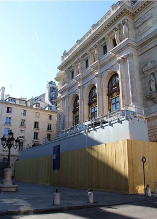 La façade de l'Opéra Comique en travaux © DR