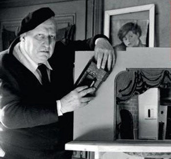 Derain devant la maquette du décor du Barbier de Séville © DR