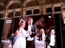 Die Fledermaus sur écran géant devant le Wiener Staatsoper © DR