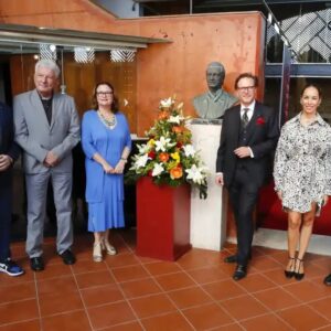 Le ténor mexicain Arturo Chacón ; le pianiste italien Giulio Zappa ; le conseiller culturel du Cabildo de Gran Canaria, Guacimara Medina ; le deuxième adjoint au maire de Las Palmas de Gran Canaria, Pedro Quevedo ; le directeur général de la Fundación Auditorio Alfredo Kraus et du Teatro Pérez Galdós, Tilman Kuttenkeuler autour de Rosa Kraus devant le buste de son père Alfredo Kraus à l'entrée de l'Auditorium qui porte son nom © EFE / Elvira Urquijo A.