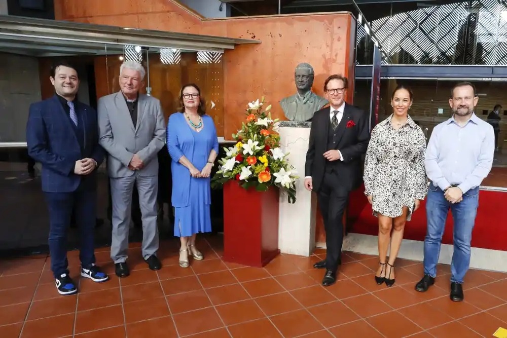 Le ténor mexicain Arturo Chacón ; le pianiste italien Giulio Zappa ; le conseiller culturel du Cabildo de Gran Canaria, Guacimara Medina ; le deuxième adjoint au maire de Las Palmas de Gran Canaria, Pedro Quevedo ; le directeur général de la Fundación Auditorio Alfredo Kraus et du Teatro Pérez Galdós, Tilman Kuttenkeuler autour de Rosa Kraus devant le buste de son père Alfredo Kraus à l'entrée de l'Auditorium qui porte son nom © EFE / Elvira Urquijo A.