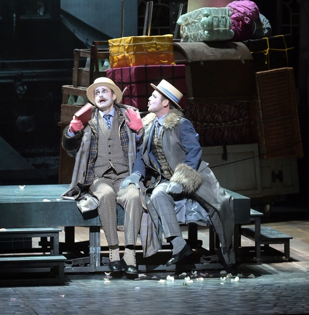 Flanan Obé (Raoul de Gardefeu) et Marc Mauillon (Bobinet) dans La Vie parisienne à l'Opéra de Rouen © Guillaume Benoit - Opéra de Rouen