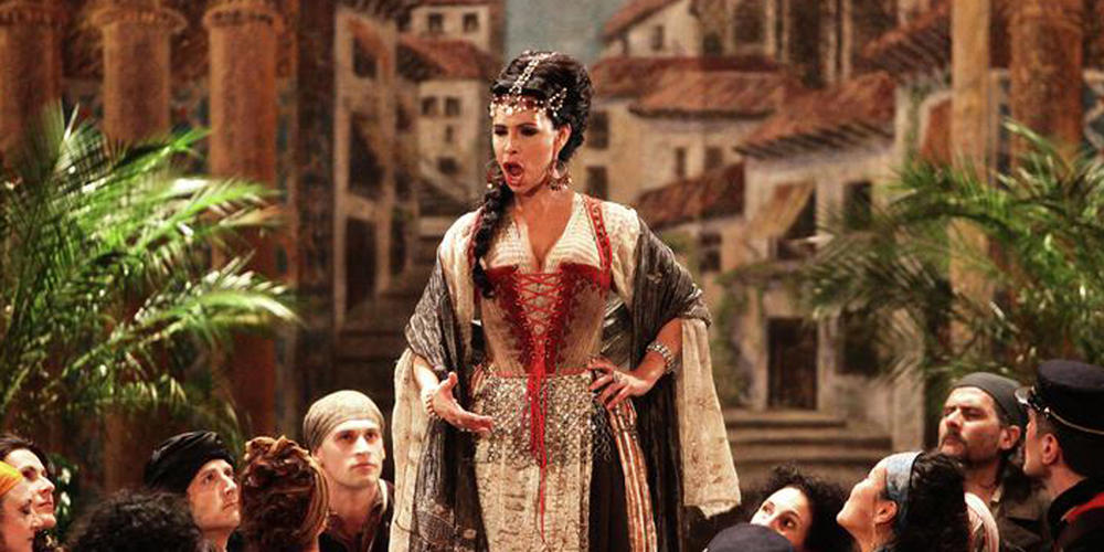 Mathilda May en Carmen dans « Mystère à l’Opéra » © DR