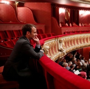 Emmanuel Macron dans un opéra (avec cloisons) © DR