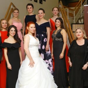 Les finalistes de la 9e édition du Concours international de belcanto VIncenzo Bellini, entourées par Marco Guidarini et Youra Nymoff-Simonetti © DR