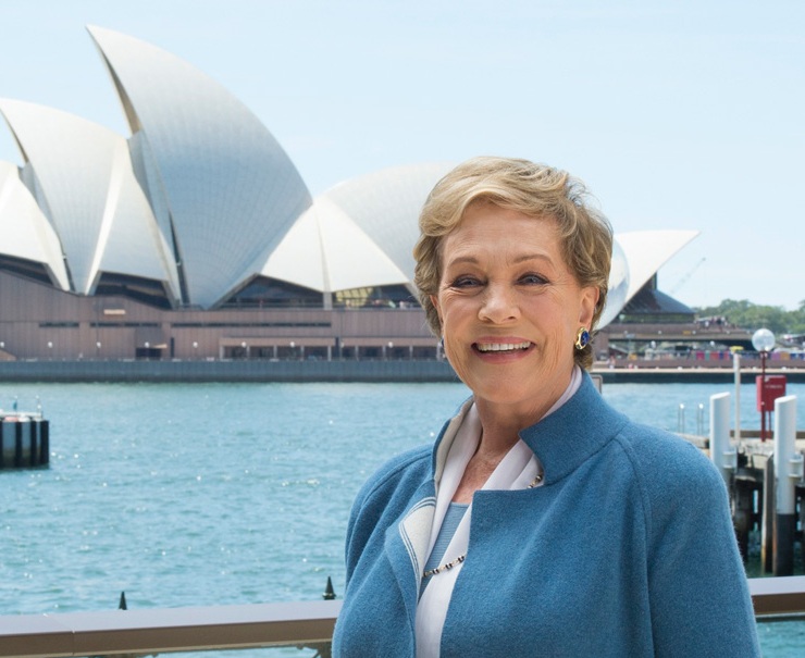 Julie Andrews devant l'Opéra de Sydney © DR