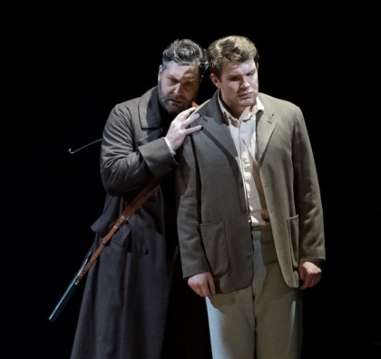 Alexandre Duhamel (Golaud) et Stanislas de Barbeyrac (Pelléas) dans Pelléas et Mélisande à l'Opéra national de Bordeaux en 2018 © Julien Benhamou