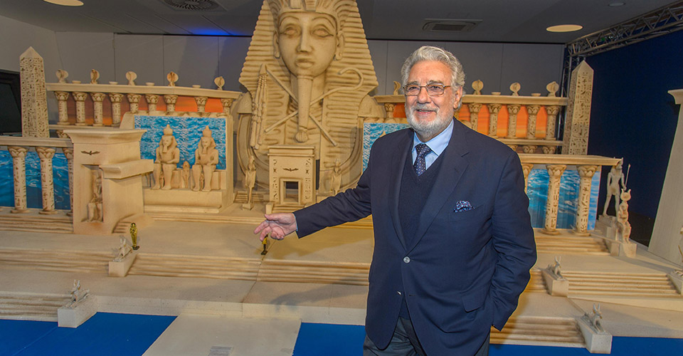 Placido Domingo présentant la maquette d'Aïda © DR