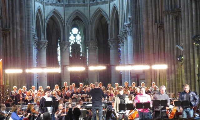 Répétition dans la Cathédrale de Rouen sous la baguette du compositeur © Anne Dubuis