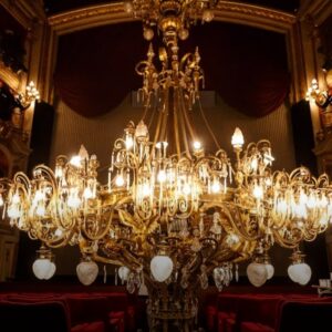 Le lustre de l'opéra de Strasbourg réalisé d’après des dessins de l’architecte Villot ©  Opéra national du Rhin