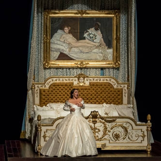 Violetta (Aleksandra Kurzak) dans sa chambre avec au-dessus de son lit une copie du tableau de Manet, Olympia © Sébastien Mahé / Opéra national de Paris